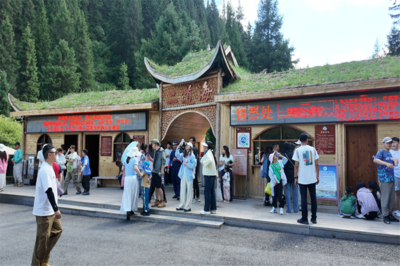 暑期黃龍景區(qū)牟尼溝二道海迎旅游高峰，精細化管理與服務保障游客體驗